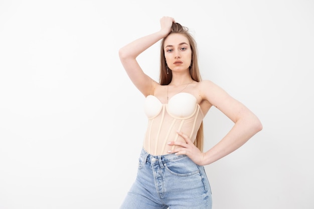 Сексуальная модная женщина-модель в корсете на белом фоне