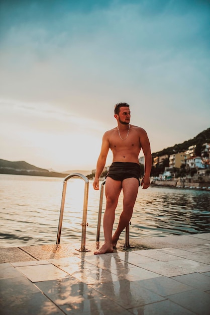 Sexy Fit man die zich voordeed op het strand