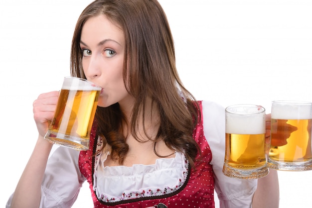 ビールのグラスと民族衣装のセクシーな女の子。