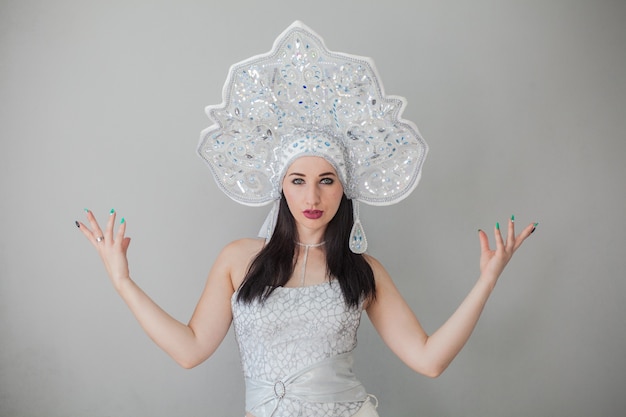 Ragazza sexy nel nuovo anno russo kokoshnik la regina delle nevi