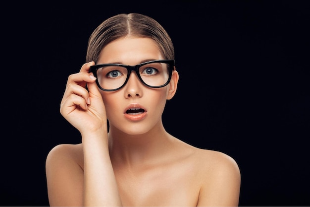 Photo sexy hot woman in glasses on black background closeup