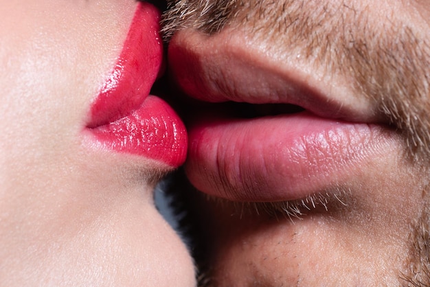 Сексуальный поцелуй с красными губами Крупный план красивой страстной сексуальной пары, целующейся
