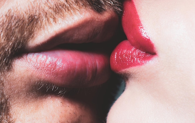 赤い唇とセクシーなキス美しい情熱的なセクシーなカップルのキスのクローズアップ