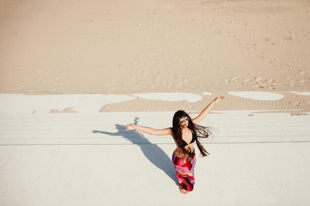 Sexy lang haar vrouw ontspannen op het strand. Bovenaanzicht.