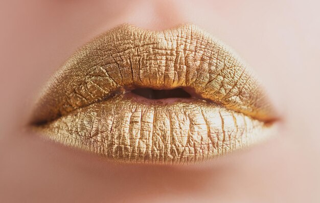 Sexy lippen close-up sexy mooie vrouwelijke gouden lippen geïsoleerde gouden lippenstift