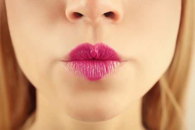 Sexy lippen met paarse hartvorm verf close-up