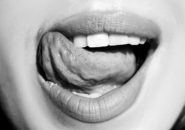 섹시한 입술 근접 촬영 혀를 핥는 관능적 인 오픈 입 매혹적인 립 메이크업