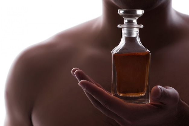 Sexy man met een fles parfum