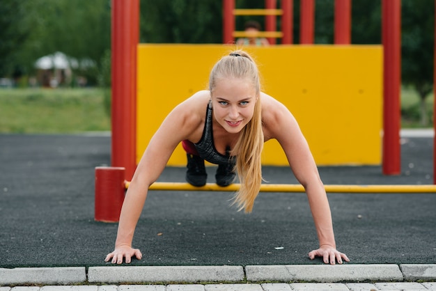 Sexy meisje dat duw-UPS in openlucht doet. Fitness. Gezonde levensstijl