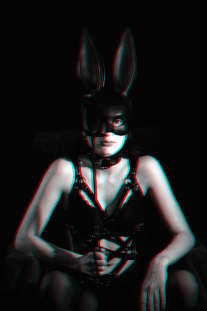 Sexy meisje meesteres gemaskerde bunny in erotische lingerie met glitch effect