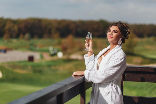 Sexy meisje met een glas drinken in het zonlicht