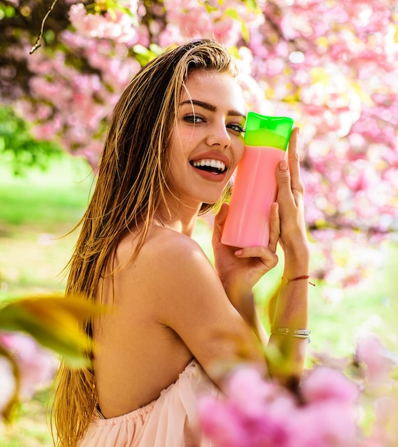 Sexy meisje met shampoo balsem conditioner biologische cosmetica voor haar haarverzorging huidverzorging schoonheid