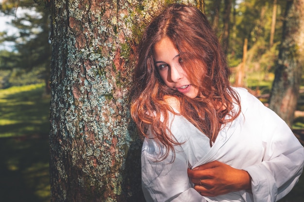 Sexy meisje poseren in een bos