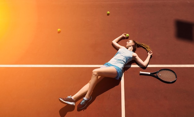 Sexy meisje tennisser in witte jurk en hakken met tennisracket op de baan Jonge vrouw speelt tennissport