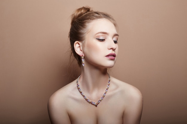 Sexy mode jonge blonde meisje haar sieraden nek