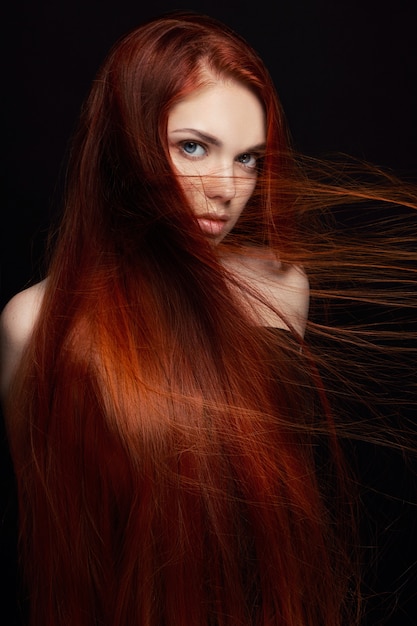 Sexy mooi roodharigemeisje met lang haar