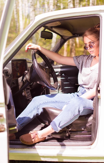 Sexy mooie jonge vrouw zit in de auto