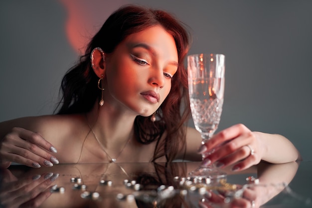 Sexy mooie vrouw met bruin haar. Sieraden ringen oorbel. Perfect vrouwenportret. Prachtig haar en mooie ogen. Natuurlijke schoonheid, schone huid. Sterk en dik haar