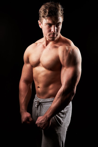 Foto uomo sexy fitness muscolare