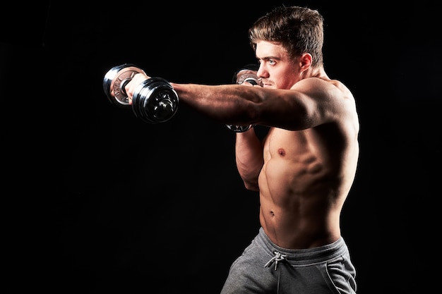 Фото Сексуальный мускулистый фитнес-мужчина