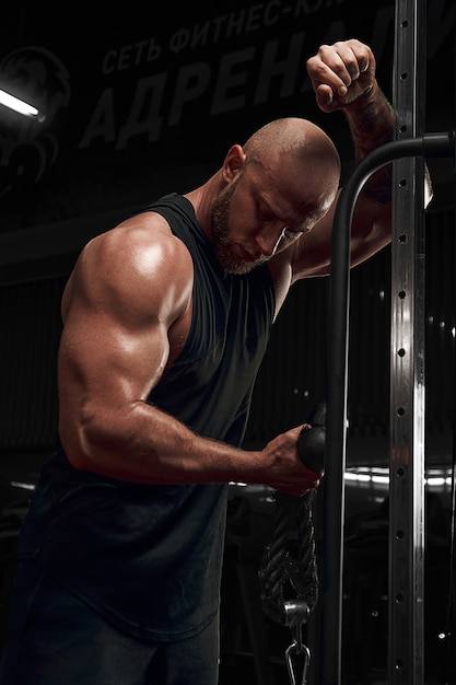 Photo sexy muscular man posing in gym, shaped abdominal.