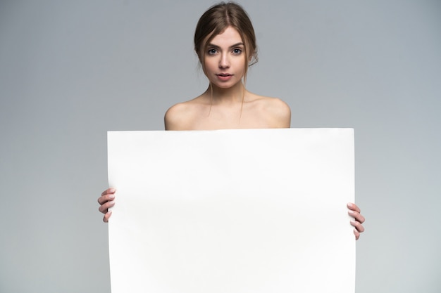 Сексуальная голая девушка с плакатом