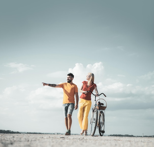 Sexy paar getrouwd paar en seksuele problemen concept liefhebbers met romantische momenten ik hou heel veel van je zomer vrouw met retro fiets op blauwe hemelachtergrond kopie ruimte