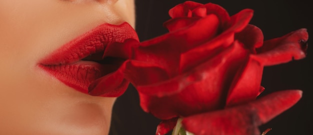 Labbra carnose sexy con rossetto rosso closeup belle labbra donna con rosa rossa