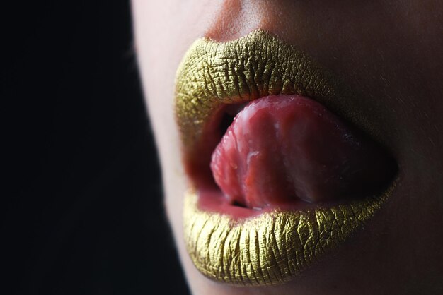 Sexy tong likken lippen gouden lippen met creatieve metalen lippenstift gouden metalen lippen sensuele vrouw