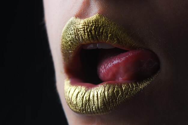 Sexy tong likken lippen sensuele vrouw mond sexy meisje gouden lippen gouden mond gloeiende gouden huid en