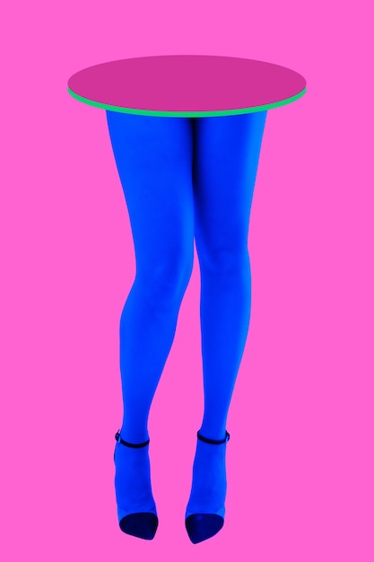 Sexy vrouw benen in neon panty's en schoenen met hoge hakken over zure kleur achtergrond. webpunk, vaporwave en surrealistische kunst. grappige moderne kunstcollage in tijdschriftstijl, pop-artinzameling, zinecultuur.