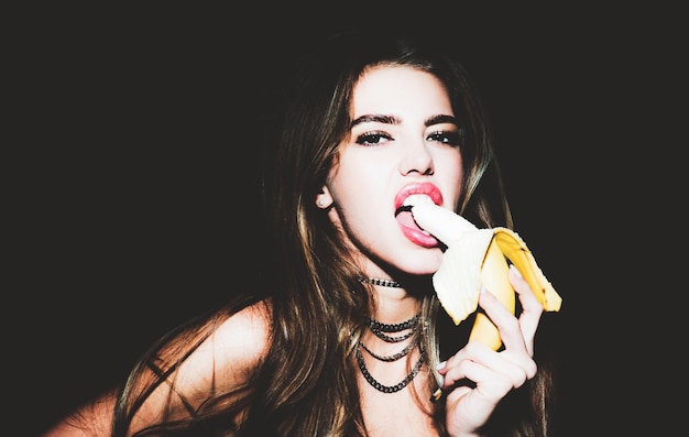 Sexy vrouw die banaan tropisch fruit eet gezond eten