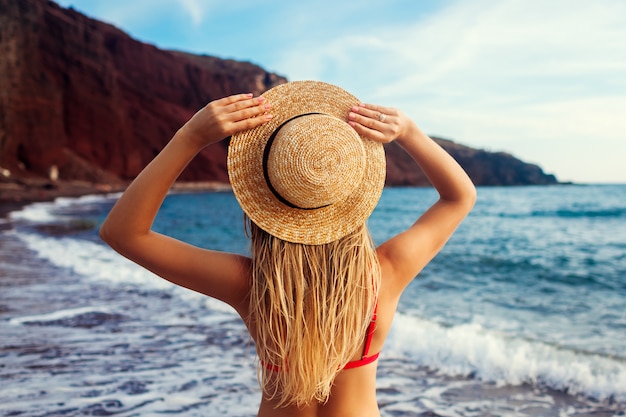 Sexy vrouw in bikini ontspannen op het strand