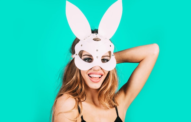 Sexy vrouw in wit masker paashaas lachend meisje in konijnenmasker