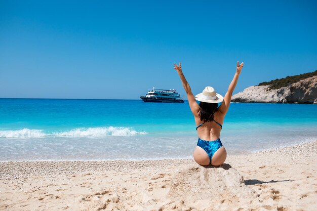 Sexy vrouw in zwempak op zee zomer strand