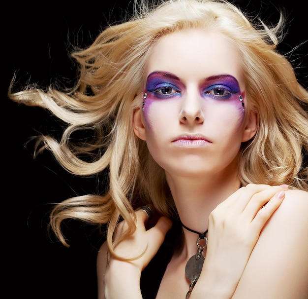 Sexy vrouw met creatieve make-up