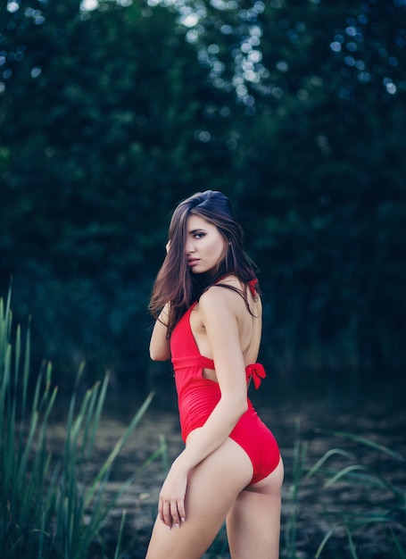 Sexy vrouw met donker haar in elegante zwemkleding