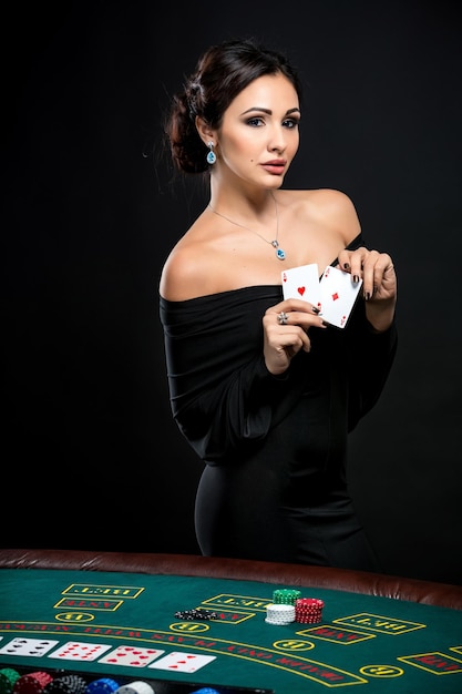 Sexy vrouw met pokerkaarten en chips