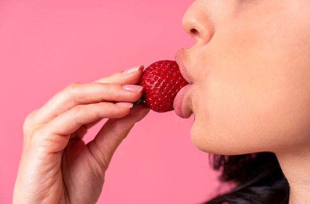 Sexy vrouw met sensueel lichaam die erotische poses doet - Mooi meisje in ondergoed