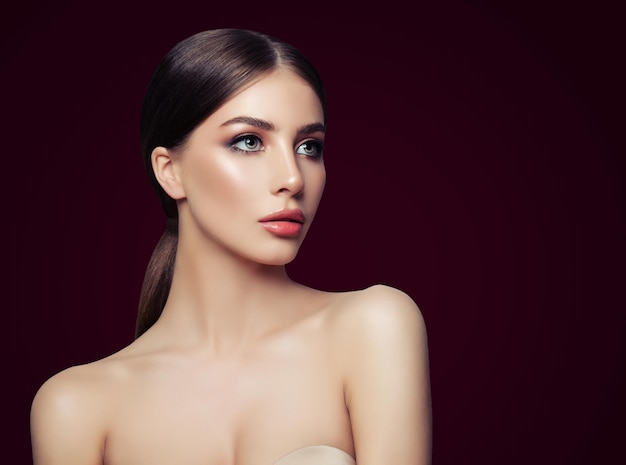 Sexy vrouw op bruine achtergrond Mannequin met perfecte make-up en Nacked Shoulder