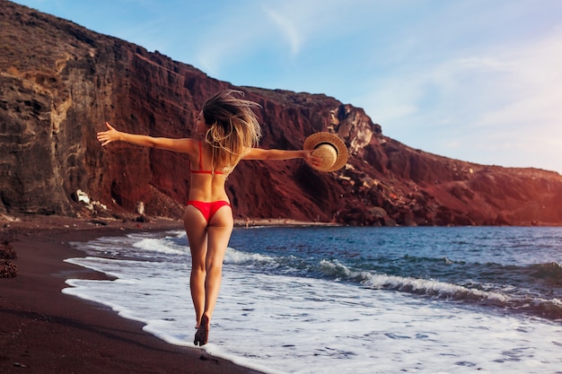 Donna sexy in bikini che si distende sulla spiaggia