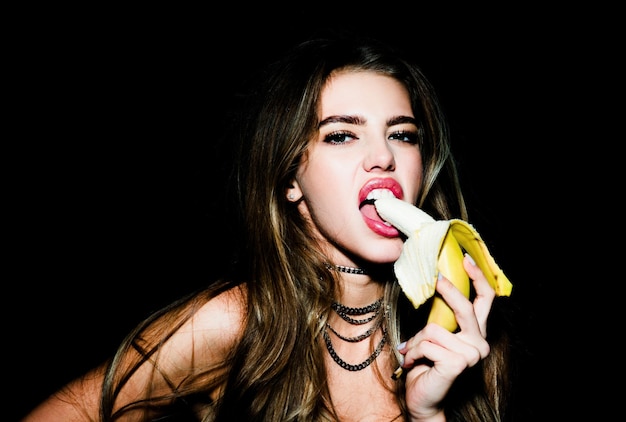 Foto donna sexy che mangia i frutti tropicali della banana mangiano sano