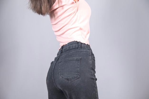 Сексуальная женщина в джинсах