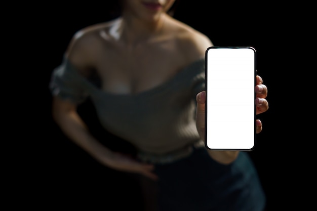 Сексуальная женщина показывает белый пустой дисплей своего мобильного телефона.
