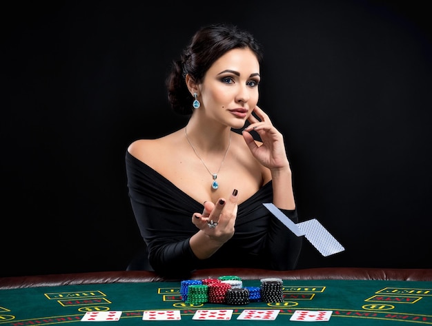 Donna sexy con carte da poker e fiches