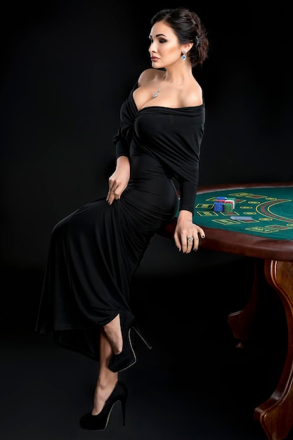 Сексуальная женщина с покерными картами и фишками