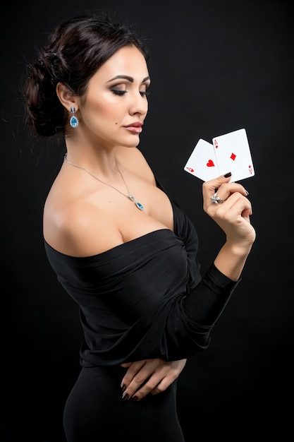 Donna sexy con carte da poker