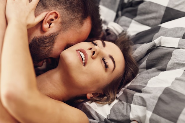 Сексуальные молодые любовники интимны в постели