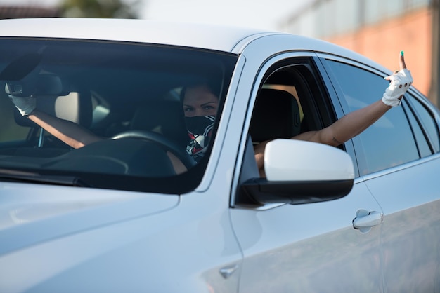 車の中で下着姿のセクシーな若い女性