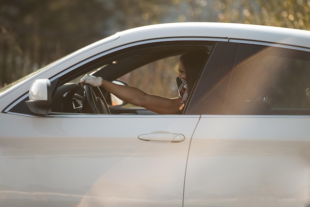 車の中で下着姿のセクシーな若い女性